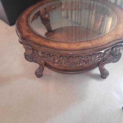 Coffee table, beautiful glass top in wonderful condition.