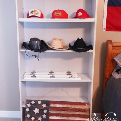 Shelf / Hats