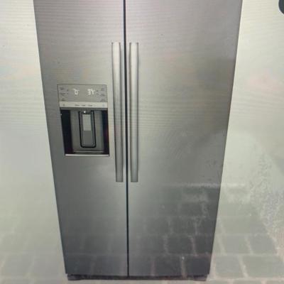 Like new Frigidaire refrigerator!!!!