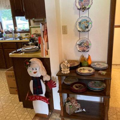 Seasonal plates for rack on wall