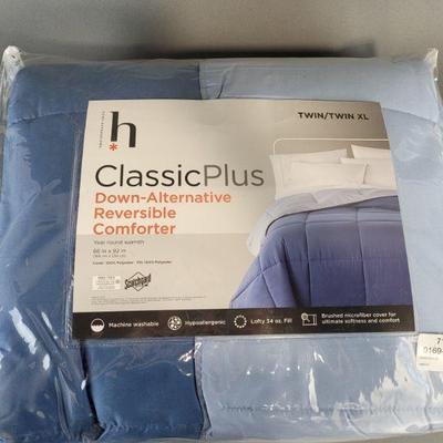 Lot 306 | Twin/Twin XL Down-Alternative Reversible Comforter