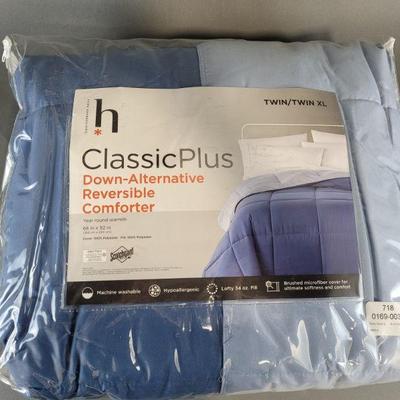 Lot 309 | Twin/Twin XL Down-Alternative Reversible Comforter