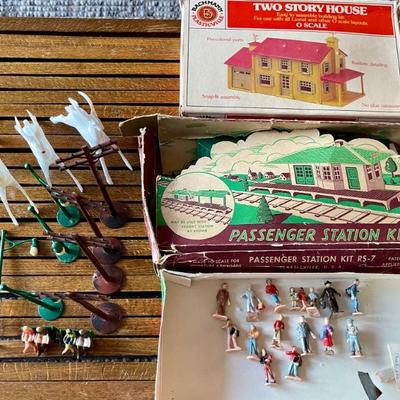 Bachmann Plasticville Two Story House - Passenger Station Kit Rs-7 - Passengers, Light Poles, Electric Poles