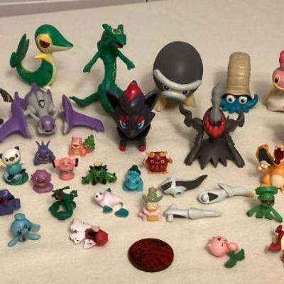 MMF006 Over 40 Collectible Pokémon Figures 