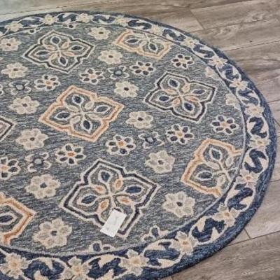 Round accent rug