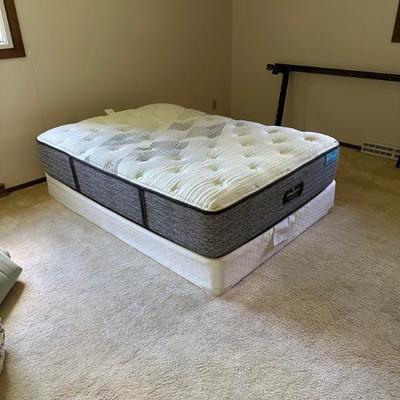 Perfect like new beautyrest pillow top mattress and box spring, and metal bedframe. 4 foot 6“ x 6‘ long.
