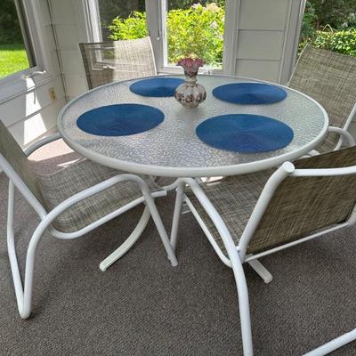 Exterior/sunroom white metal dining table & 4 chairs w/cushions 