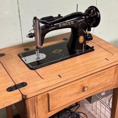 COLLECTOR: Vintage Singer sewing machine, folding wood cabinet, many sewing accessories & storage case
