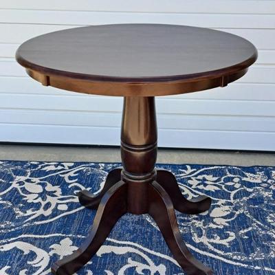 Cherry Finish Round Pedestal Table