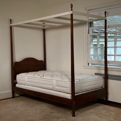 TWIN FOUR POSTER BEDFRAME | Nicely figured pine wood four-poster bedstead with white painted canopy frame; mattress not included! - l. 80...