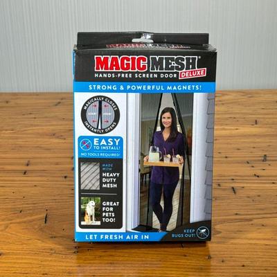 MAGIC MESH DELUXE | Magic Mesh hands-free screen door with magnetic middle seam. - l. 83 x w. 39 in

