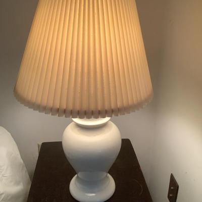$15-white ginger jar lamp 21"H