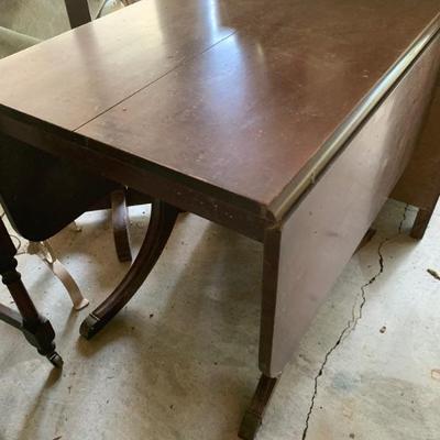 Drop leaf table