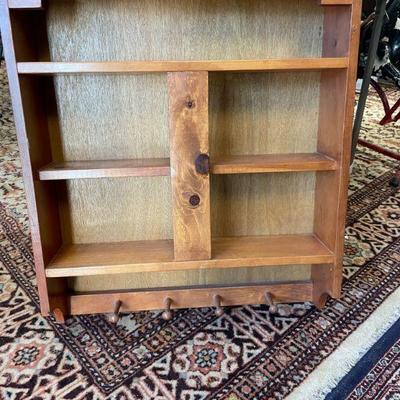 Shelf/Pegs
