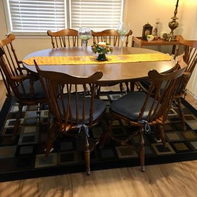 Vintage oval dining table w/ 2 extension leaves