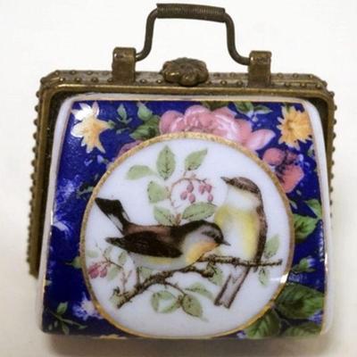 1049	PORCELAIN MINIATURE HINGED BOX IN SHAPE OF PURSE W/IMAGES OF BIRDS

