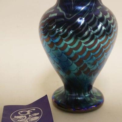 1125	CONTEMPORARY ORIENT AND FLUME BLUE IRIDESENT ART GLASS VASE, ARTIST SIGNED ON BASE
