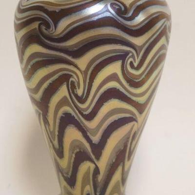 1124	CONTEMPORARY VANDERMARK IRIDESCENT ART GLASS VASE
