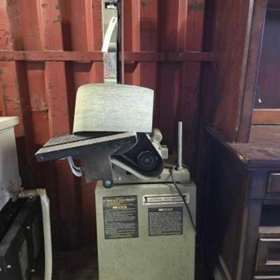 #6518 • Central Machinery 6” Belt and 9” Disc Sander
