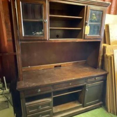 #6520 • Wooden Hutch
