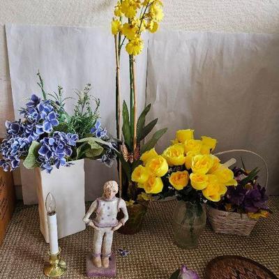 MPS024-Lot Of Artificial Flowers And Other Items
