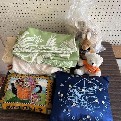 MPS078- Assorted Table Cloths & Stuffed Animals
