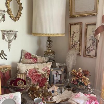 VINTAGE PILLOWS AND LAMP