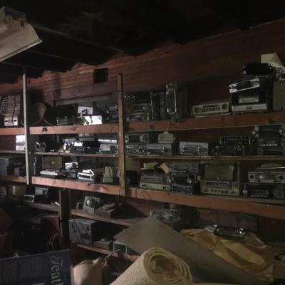 Vintage radios, clocks 