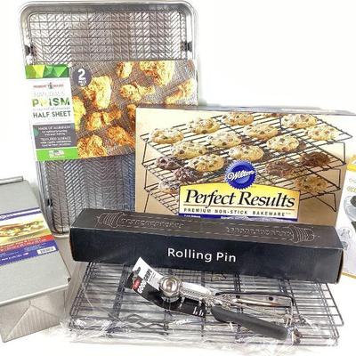 DILA717 New Bakeware & Accessories	 New and open box, useful kitchen items. Baking racks, grease drainer, bread pan and more. 

