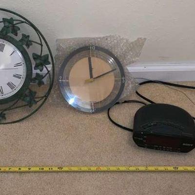 KKV190 Two Wallclocks and a Radio/Alarm Clock