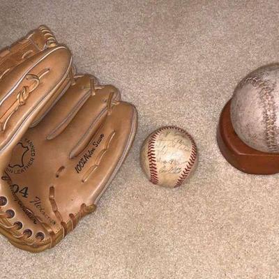 KKV006 Baseball Glove with Signed Baseball