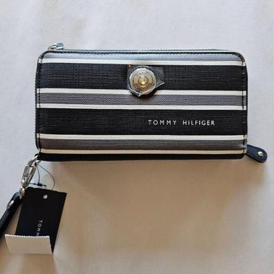 KKV130-Tommy Hilfiger Wristlet Purse