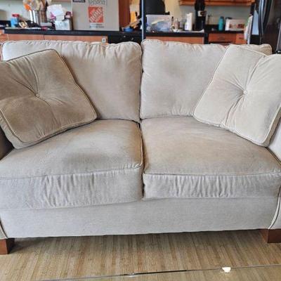 KKV011-Beautiful Broyhill Beige Loveseat