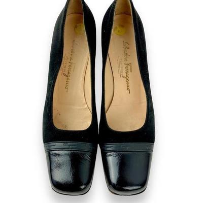 #271 • Salvatore Ferragamo - Low Heeled Velvet & Patent Leather Pump - Size 10
https://www.lux.bid