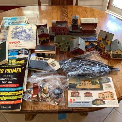 HO train accessories and buildings