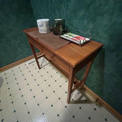 Small  table (31 x 12 x 26.5) 