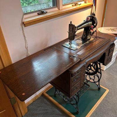 Franklin sewing table & Machine (49.5 x 19 x 41 (opened)