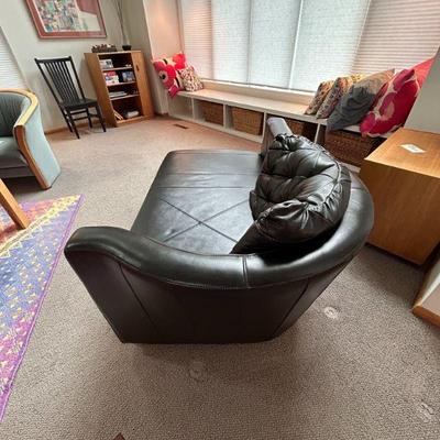 Leather chaise (64 x 41 x 27)