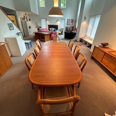 Danish teak dining table & 8 chairs (102.5 x 41 x 28)