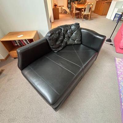 Leather chaise (64 x 41 x 27)