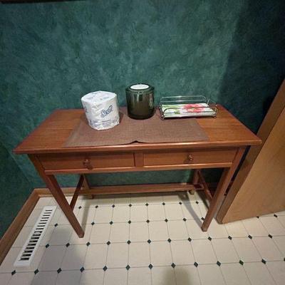 Small  table (31 x 12 x 26.5) 