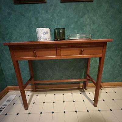 Small  table (31 x 12 x 26.5) 