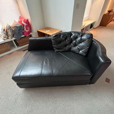 Leather chaise (64 x 41 x 27)