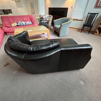 Leather chaise (64 x 41 x 27)