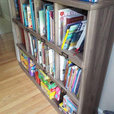 MANY CHILDREN AND OTHER SOFT AND HARD BACK BOOKS INCLUDING THE OXFORD POCKET CLASSICS COLLECTION