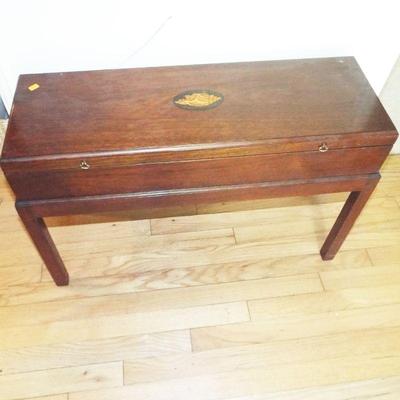MAHOGANY MARQUETRY SMALL LONG AND LOW LIDDED TABLE TRUNK