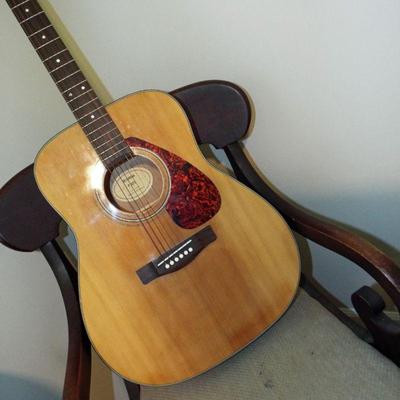 •	YAMAHA ACOUSTIC GUITAR