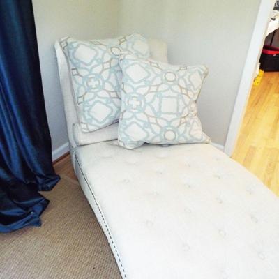 BEAUTIFUL WHITE LINENY GRACEFUL LINES FAINTING COUCH CHAISE