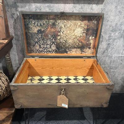INDUSTRIAL TRUNK TABLE