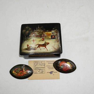 VINTAGE FEDOSKINO RUSSIAN LACQUER BOX & 2 BROOCHES